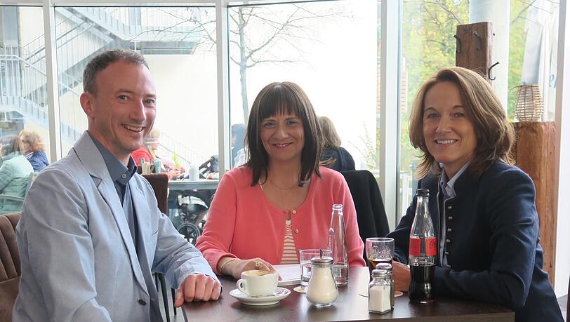 Prinz und Prinzessin mit AZ-Reporterin Annette Baronikians. Prinz und Prinzessin mit AZ-Reporterin Annette Baronikians.