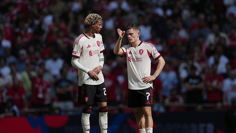 Müssen noch auf ihren ersten Titel mit Liverpool warten: Hugo Ekitiké (l.) und Florian Wirtz