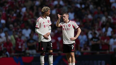 Müssen noch auf ihren ersten Titel mit Liverpool warten: Hugo Ekitiké (l.) und Florian Wirtz