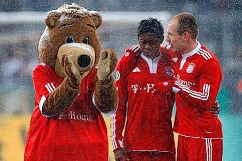 Viel Glück, Kleiner: Bayerns Jüngster, der Österreicher David Alaba (17) spielt am Dienstag in der Champions League neben Arjen Robben (r.).