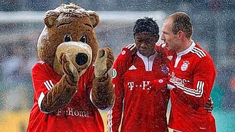 Viel Glück, Kleiner: Bayerns Jüngster, der Österreicher David Alaba (17) spielt am Dienstag in der Champions League neben Arjen Robben (r.).