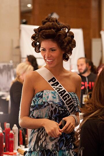Miss Paraguay 2011, Alba Riquelme, inmitten ihrer Lockenwickler.