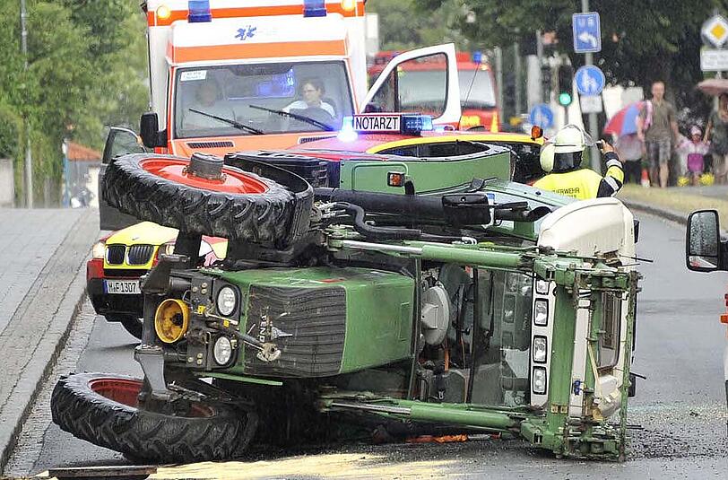 Weil sich eine Seitentür des Traktors geöffnet hatte, kam die Fahrerin mit dem Fahrzeug ins Schlingern und kippte auf die Seite.