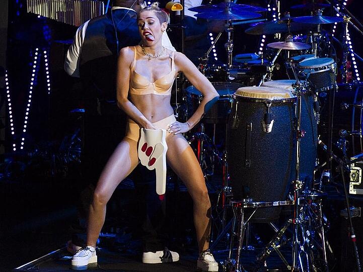 Miley Cyrus erregte bei den VMAs mit dieser Schaumstoff-Hand die Gemüter