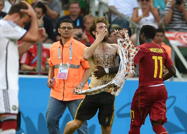 Der Trend beim Flitzer geht ganz klar zu Bekleidung. Der Flitzer vom Ghana-Spiel setzt diesen Trend fort.