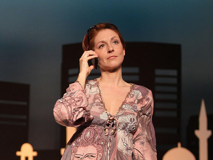 Schauspielerin Hendrikje Fitz auf der Theaterbühne