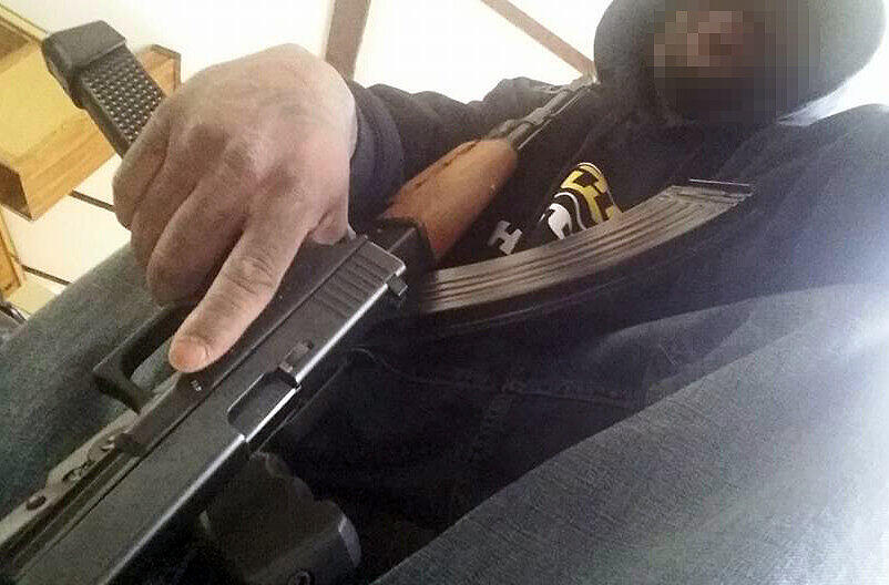 Der mutmaßliche Täter präsentierte seine Waffen erst vor wenigen Tagen auf Facebook.