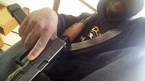 Der mutmaßliche Täter präsentierte seine Waffen erst vor wenigen Tagen auf Facebook.