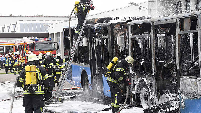 Brand auf einem Betriebshof in Hohenbrunn: Die Feuerwehren mussten gleich drei in Flammen stehende Gelenkbusse löschen. Die Bilder vom Einsatz.