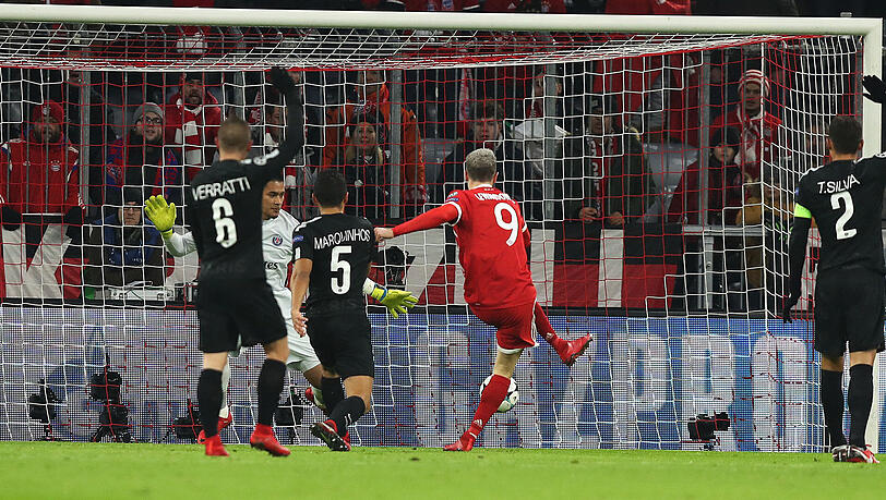Robert Lewandowski erzielt das 1:0 für den FC Bayern. Robert Lewandowski erzielt das 1:0 für den FC Bayern.