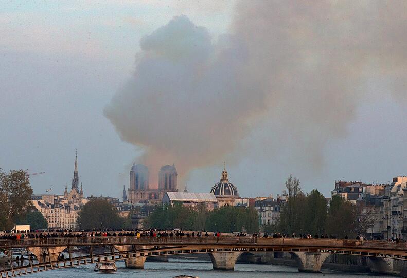 Die weltberühmte Kathedrale Notre-Dame de Paris steht in Flammen.