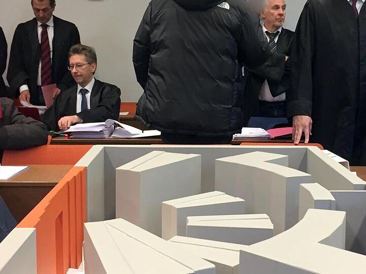 Das Modell eines Bankfachtresors ist im Gerichtssaal des Landgericht München I aufgebaut. Foto: Britta Schultejans/dpa