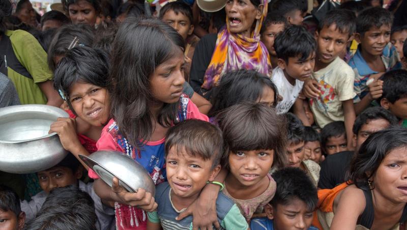 Kinder der muslimischen Rohingya-Minderheit warten auf Essensrationen. Kinder der muslimischen Rohingya-Minderheit warten auf Essensrationen.