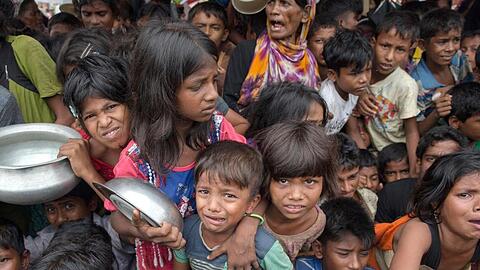 Kinder der muslimischen Rohingya-Minderheit warten auf Essensrationen.