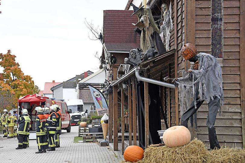 Die Einsatzkräfte nahmen die Harzverbindung auf und sicherten den beschädigten Behälter.
