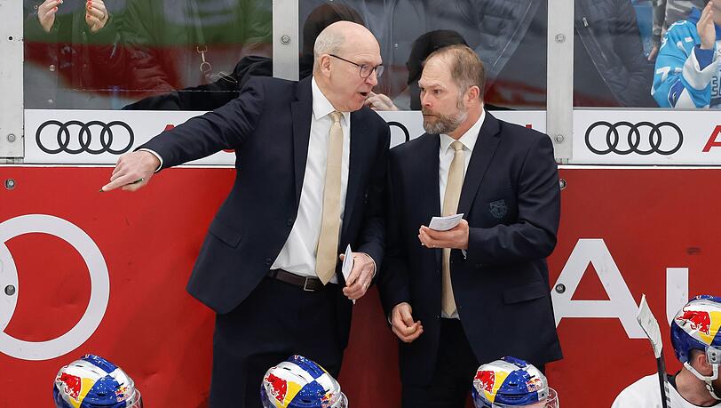 Trainer Don Jackson (l) und Co-Trainer Steve Walker vom EHC München besprechen sich.