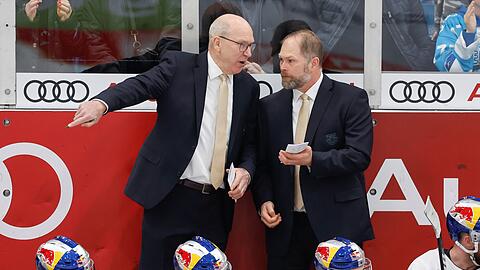 Trainer Don Jackson (l) und Co-Trainer Steve Walker vom EHC München besprechen sich.
