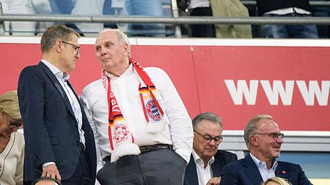 Jan-Christian Dreesen (l-r), Uli Hoeneß, Präsident des FC Bayern, und Karl-Heinz Rummenigge, vor dem Spiel auf der Tribüne.