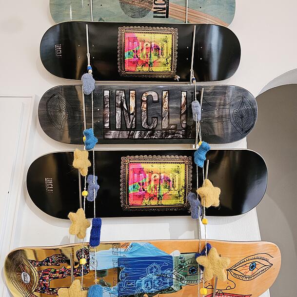 Besonders cool: Skateborad-Decks vom hauseigenen Label INCLU. Sie sind komplett von Hand gefertigt und kosten 69 Euro.