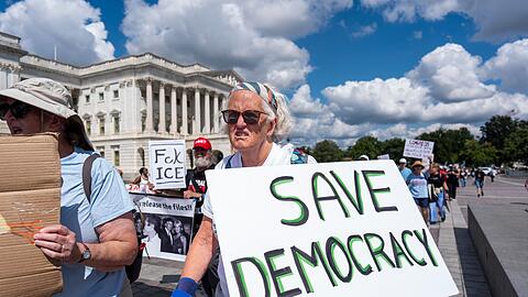 Die USA wurden im Demokratie-Index der Bertelsmann Stiftung zwar nicht untersucht, die dortige Entwicklung wird aber mit Sorge gesehen. (Archivbild)