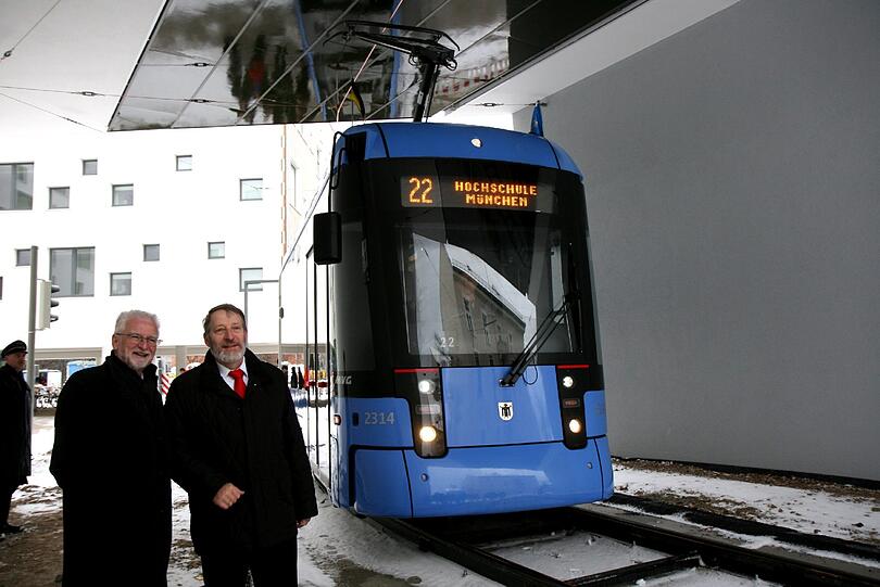 An der Hochschule München: die neue Trambahnwendeschleife über die Dachauer Straße.
