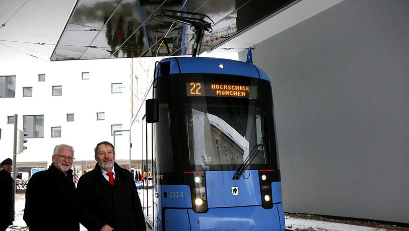 An der Hochschule München: die neue Trambahnwendeschleife über die Dachauer Straße. An der Hochschule München: die neue Trambahnwendeschleife über die Dachauer Straße.