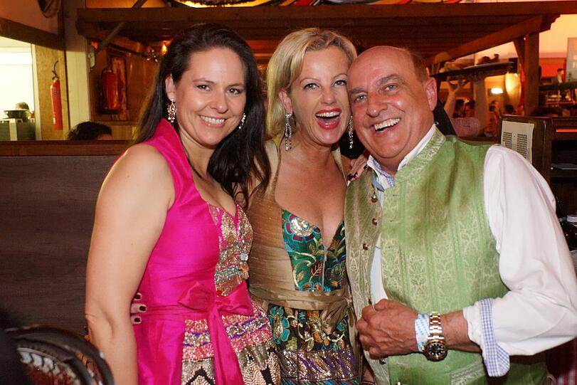 Moderatorin Doris Melchner, Astrid Söll (Dirndl Couture) mit Partner Axel Munz (Angermaier).