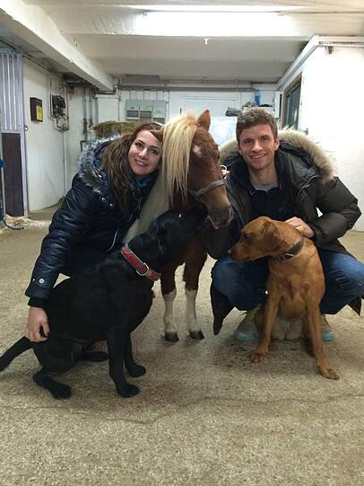 Auch FCB-Star Thomas Müller freut sich auf 2015. Auf Facebook postet er ein tierisches Bild zusammen mit Frau Lisa.