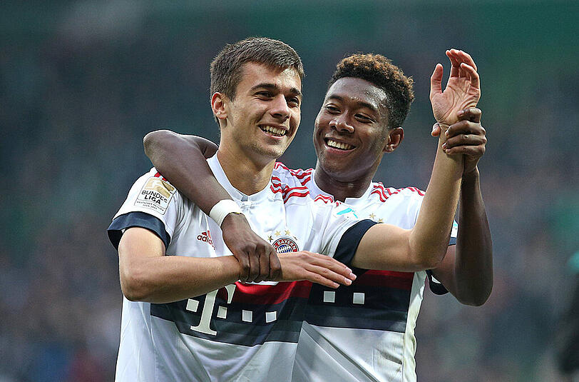 Milos Pantovic (l. ) war noch etwas schüchtern beim Jubeln - aber dafür gbt es ja noch David Alaba (r.) beim FC Bayern.