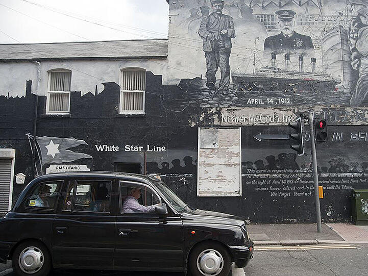 Die Black Cab Tour führt zu den Schauplätzen des Bürgerkrieges in Belfast