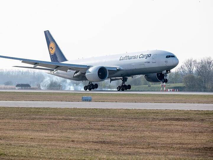 Ein Flugzeug landet am Flughafen München. Foto: Matthias Balk/dpa/Archivbild