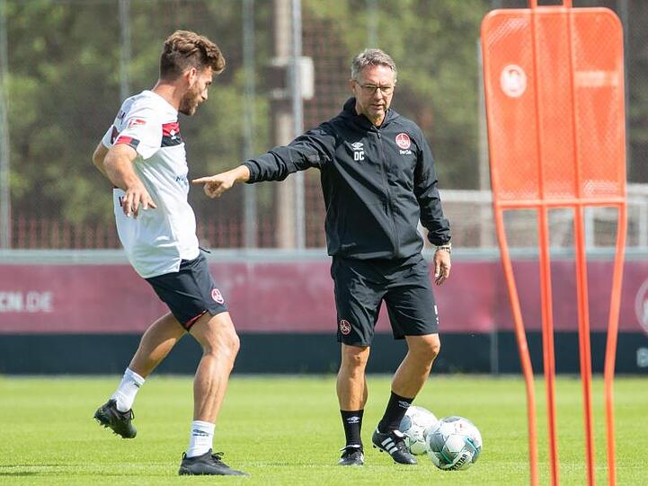 Trainer Damir Canadi (r.) gibt Anweisungen an Enrico Valentini beim öffentlichen Trainingsauftakt des 1. FC Nürnberg. Foto: Daniel Karmann