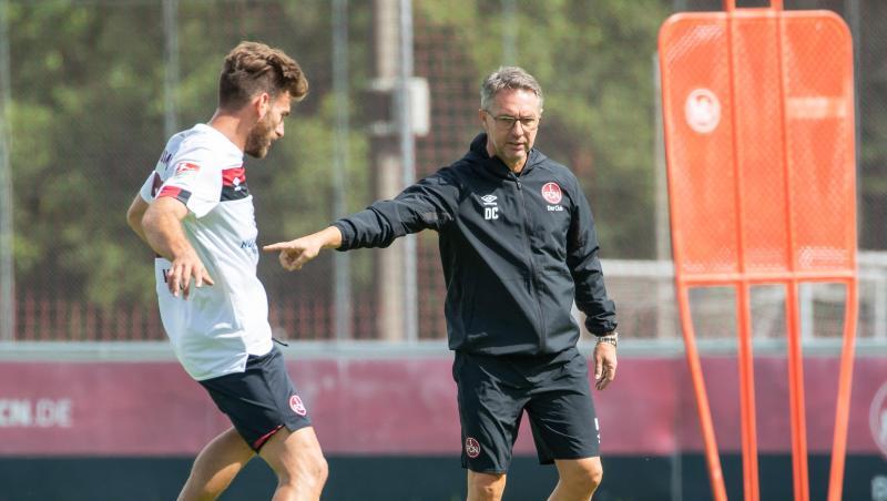 Trainer Damir Canadi (r.) gibt Anweisungen an Enrico Valentini beim öffentlichen Trainingsauftakt des 1. FC Nürnberg. Foto: Daniel Karmann Trainer Damir Canadi (r.) gibt Anweisungen an Enrico Valentini beim öffentlichen Trainingsauftakt des 1. FC Nürnberg. Foto: Daniel Karmann