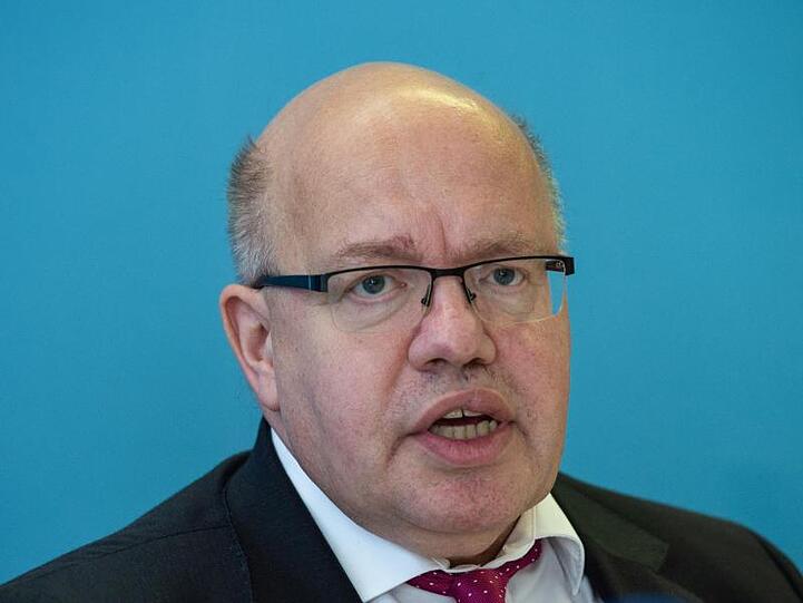 Peter Altmaier (CDU), Bundesminister für Wirtschaft und Energie, spricht bei einer Pressekonferenz. Foto: Christophe Gateau/Archivbild