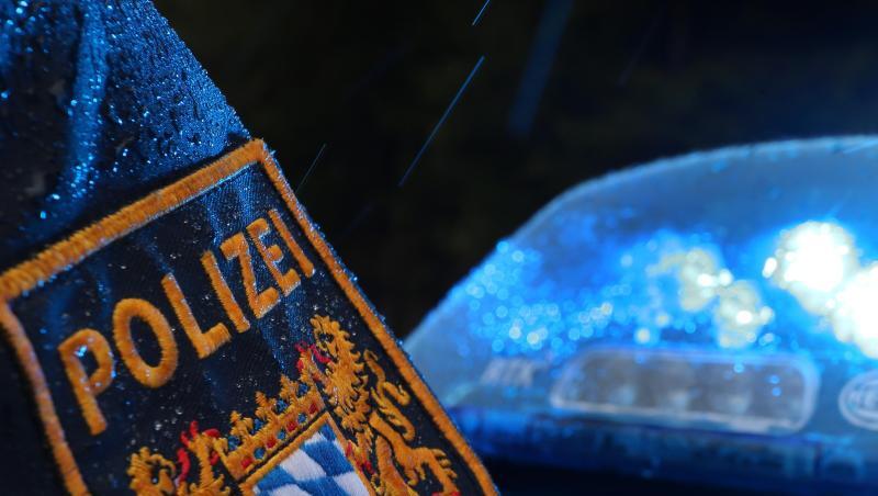 Ein Polizist steht vor einem Streifenwagen. Foto: Karl-Josef Hildenbrand/Archivbild