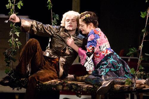 Die wirbelnde Markgräfin und ihr denklustiger Gast Voltaire: Georgia Stahl und Nicholas Reinke schaukeln im Erlanger Musiktheater-Projekt &bdquo;Der Wilhelmine-Code&ldquo;.