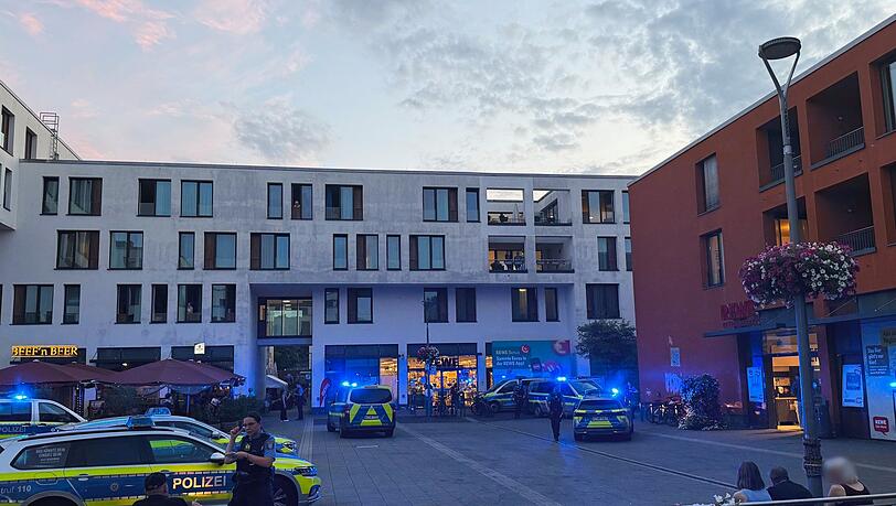 Nach der tödlichen Attacke gegen eine Frau in Kelkheim nahe Frankfurt laufen die Ermittlungen auf Hochtouren. Nach der tödlichen Attacke gegen eine Frau in Kelkheim nahe Frankfurt laufen die Ermittlungen auf Hochtouren.