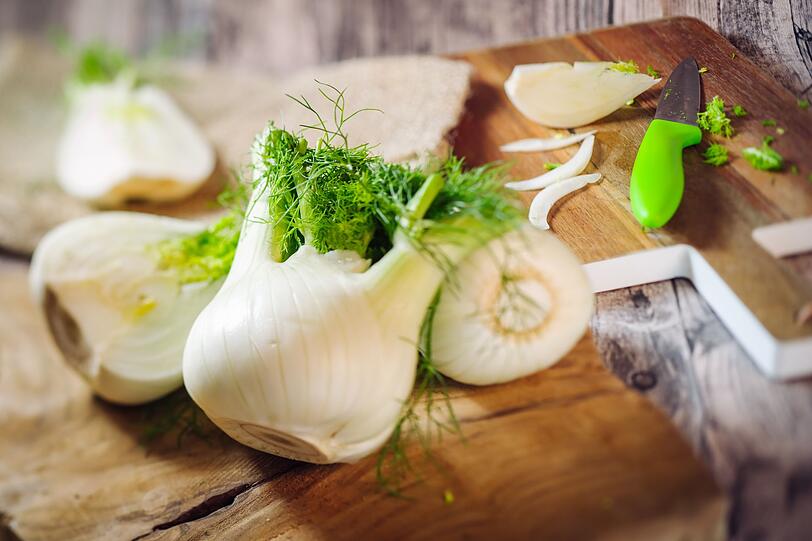 Fenchel ist einfach eine Wunderknolle und hilft bei Bauchkrämpfen und Erkältungsbeschwerden. Und auch dieses Gemüse kann wunderbar roh gegessen werden. Einige empfinden den Geschmack dann allerdings zu scharf oder bitter. Probieren Sie es einfach selbst aus ... Fenchel ist einfach eine Wunderknolle und hilft bei Bauchkrämpfen und Erkältungsbeschwerden. Und auch dieses Gemüse kann wunderbar roh gegessen werden. Einige empfinden den Geschmack dann allerdings zu scharf oder bitter. Probieren Sie es einfach selbst aus ...