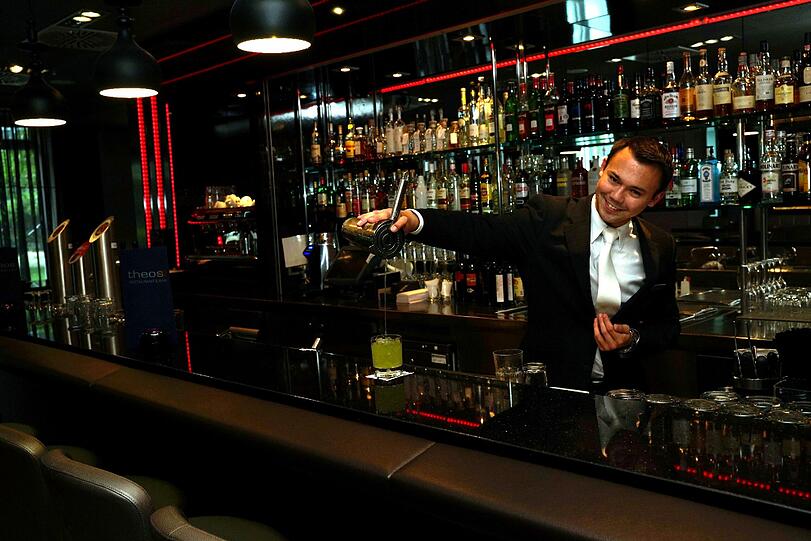 Die Bar hat bis ein Uhr nachts geöffnet, hier wird auch Fußball gezeigt. Von der Tapete aus hat Theodor Dombart ein Auge darauf.