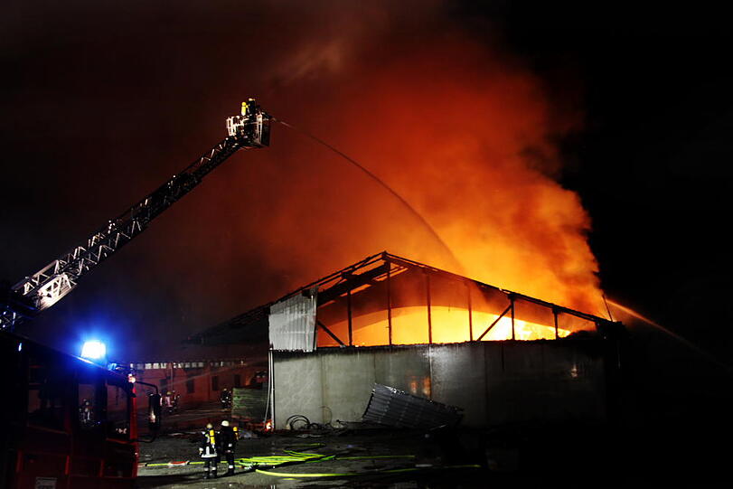 Spektakuläre Bilder: In Gangkofen (Landkreis Rottal-Inn) ist eine Lagerhalle durch ein Feuer vollständig zerstört worden. Die Feuerwehr kämpfte gegen die Flammen.