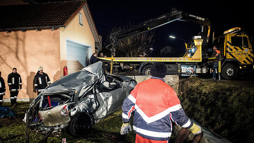 Zwei Brüder kamen bei einem Autounfall in der Oberpfalz ums Leben. Die Bilder.