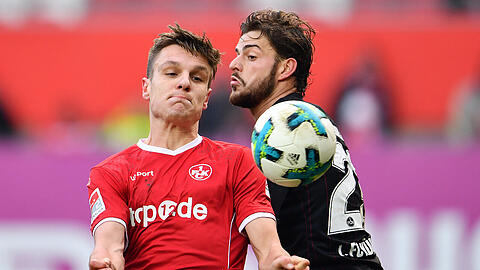 Kaiserslauterns Gino Fechner (links) und Nürnbergs Tim Leibold kämpfen um den Ball.