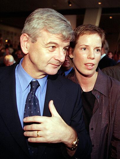 Joschka Fischer, Grünen-Politiker und damaliger Außenminister, ließ sich 2003 von seiner vierten Ehefrau Nicola Leske scheiden. Vier Jahre lang waren die beiden verheiratet.