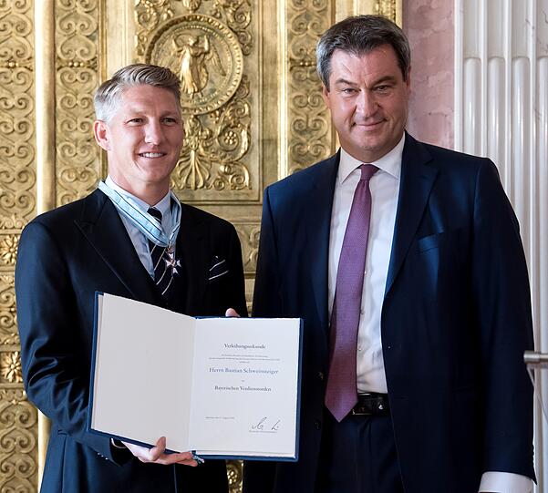 Einmal Weltmeister, einmal Champions-League-Sieger, achtmal deutscher Meister, siebenmal DFB-Pokalsieger und neuerdings stolzer Träger des Bayerischen Verdienstordens: Bastian Schweinsteiger. Die Bilder der Verleihung.