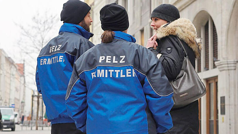 Corinna (39) sagt. "Ich habe vorm Kauf meines Mantels getestet ob er echt ist. Und es ist tatsächlich ein Kunstpelz und nicht von Tieren. Ich finde die Aktion gegen Pelze gut und wichtig."