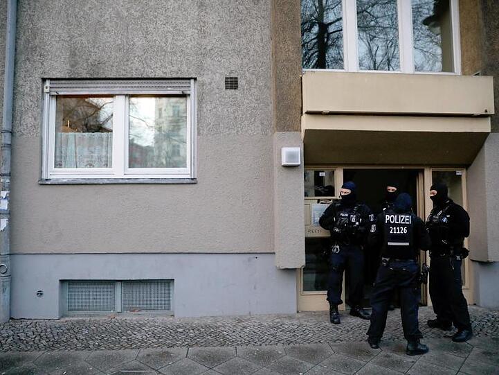 SEK Beamte stehen vor einem Haus in Kreuzberg bei einem Einsatz nach einem Überfall auf einen Geldtransporter im Oktober.