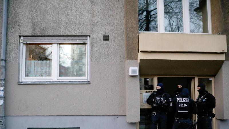 SEK Beamte stehen vor einem Haus in Kreuzberg bei einem Einsatz nach einem Überfall auf einen Geldtransporter im Oktober. SEK Beamte stehen vor einem Haus in Kreuzberg bei einem Einsatz nach einem Überfall auf einen Geldtransporter im Oktober.