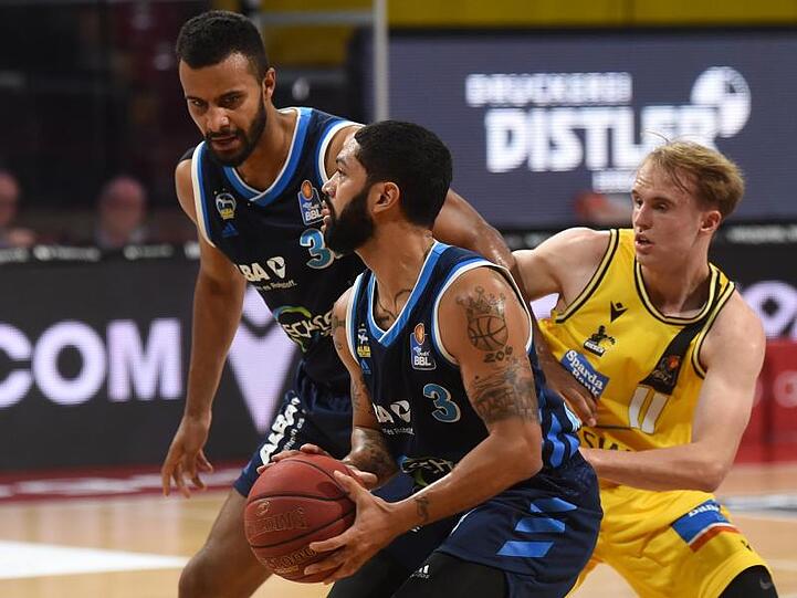 Peyton Siva (M.) lenkte das Spiel der Berliner gewohnt souverän.