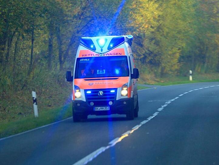Ein Rettungswagen fährt über eine Landstraße. Foto: Jens Wolf/Archiv