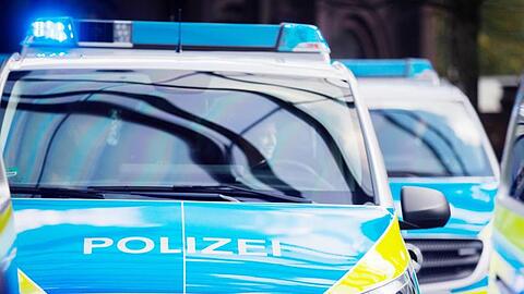 Die Polizei nahm vor Ort die Ermittlungen zum Ablauf und zur Identifizierung möglicher tatverdächtiger Personen auf. (Symbolbild)